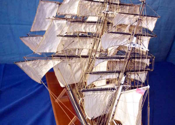 Il Cutty Sark con le vele spiegate visto dall'alto.