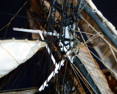 Dettaglio delle manovre e rigging della crocetta del Cutty Sark vista laterale